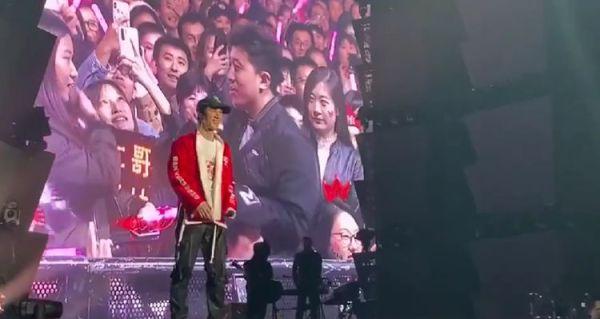 证婚词女方称呼(办公室同事全是女性是一种什么体验)