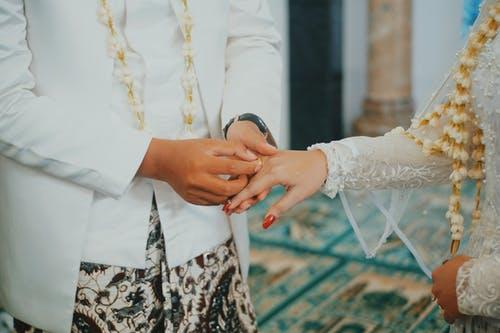 婚礼必问问题(结婚前该不该问对象的隐私问题)