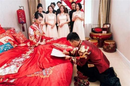 婚礼上忌讳穿什么衣服(参加姐姐婚礼能穿藏青色裙子吗)