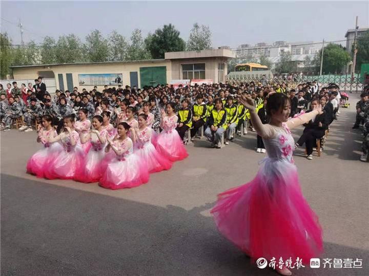 礼仪知识大全书(礼仪的四项基本要素是什么)