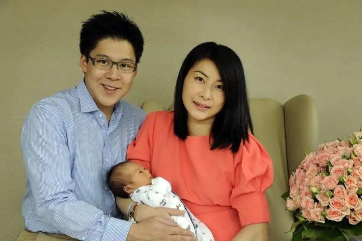 婚礼主桌(婚宴的龙凤桌怎么坐)
