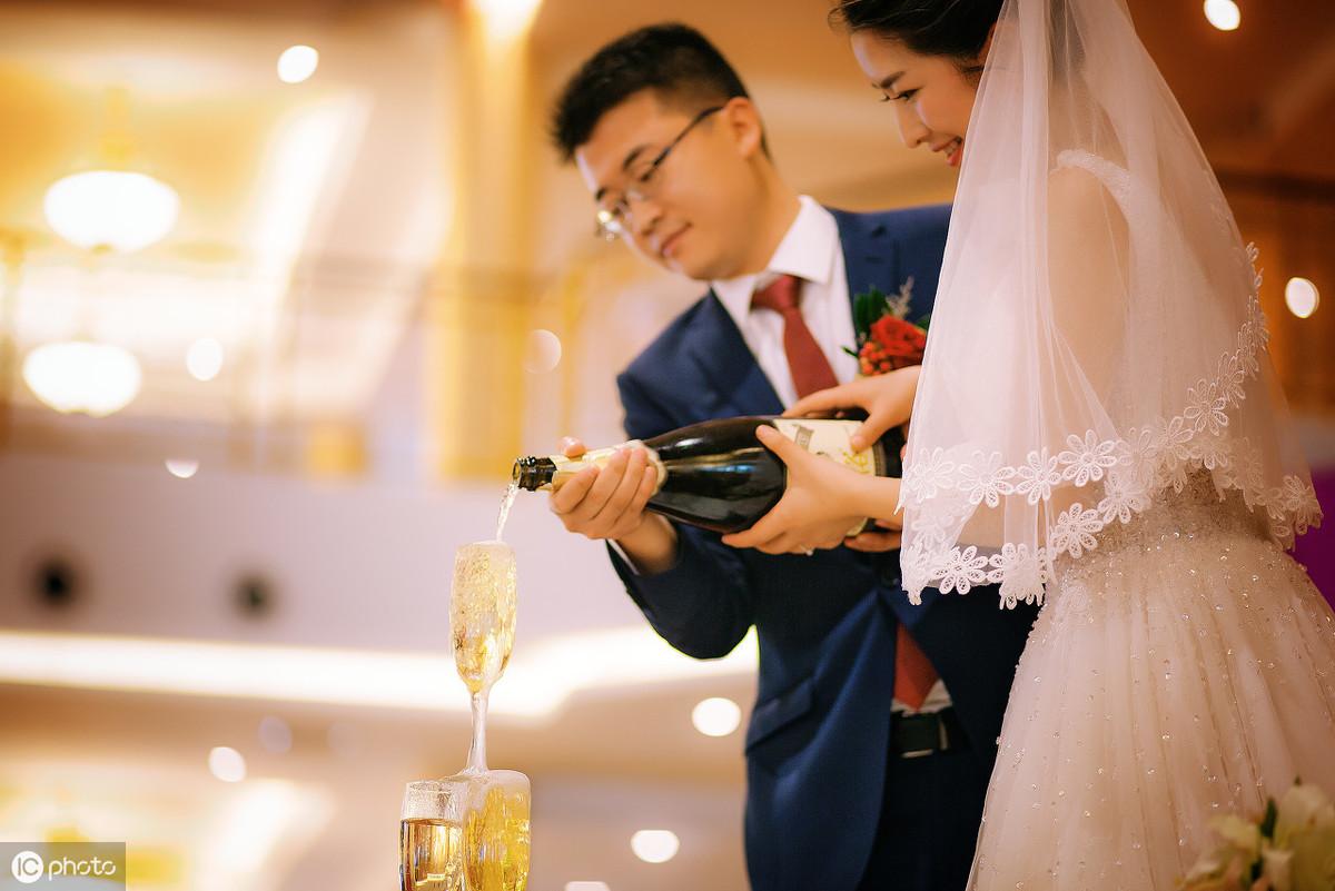 结婚礼仪主持词,跪求幽默搞笑的婚礼司仪主持词