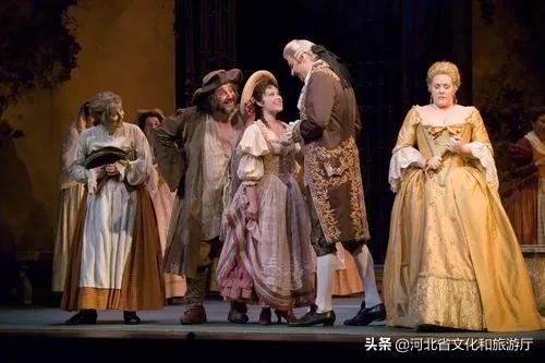 婚礼知识点,酒席上互不熟悉的一桌人各自饮酒