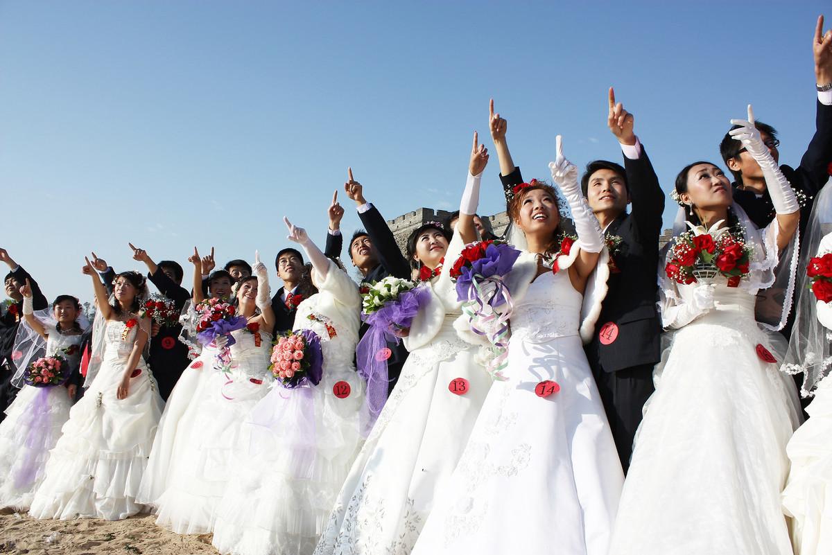 主婚人讲话(主婚人的胸花是谁戴的)