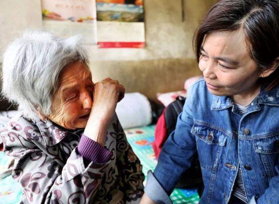 结婚时向新郎提的问题(该怎么问新郎要红包呢)