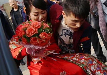 结婚整蛊新郎问题(闹洞房有什么节目整新郎和新娘)