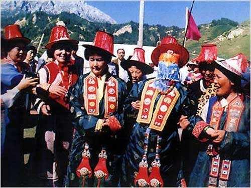 中国传统结婚风俗,在农村仍有不少地方结婚时要跨火盆